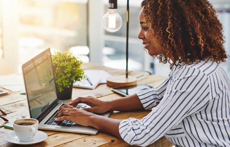 Femme bureau sourire lumiere 2